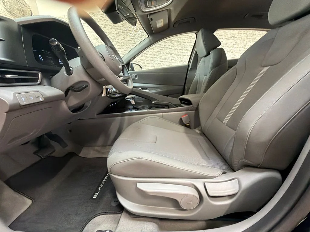New 2026 Abyss Black Hyundai SE image 23