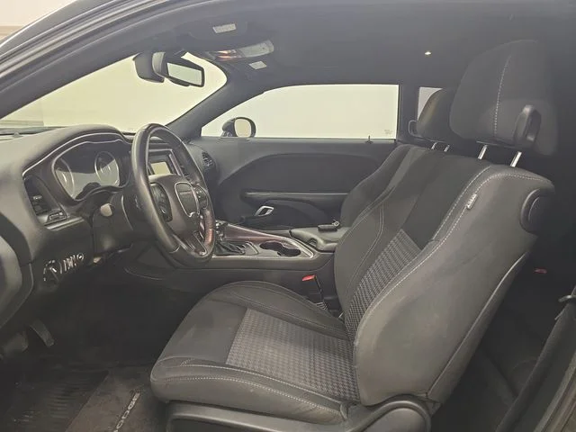 Used 2015 Pitch Black Clearcoat Dodge SXT image 16