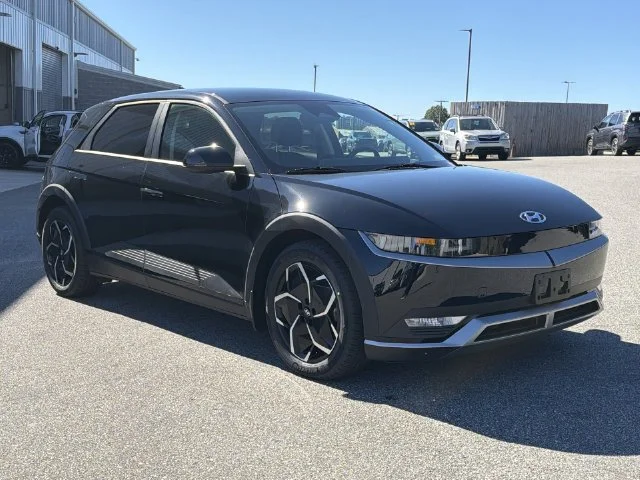 Used 2023 Black Hyundai SE image 15