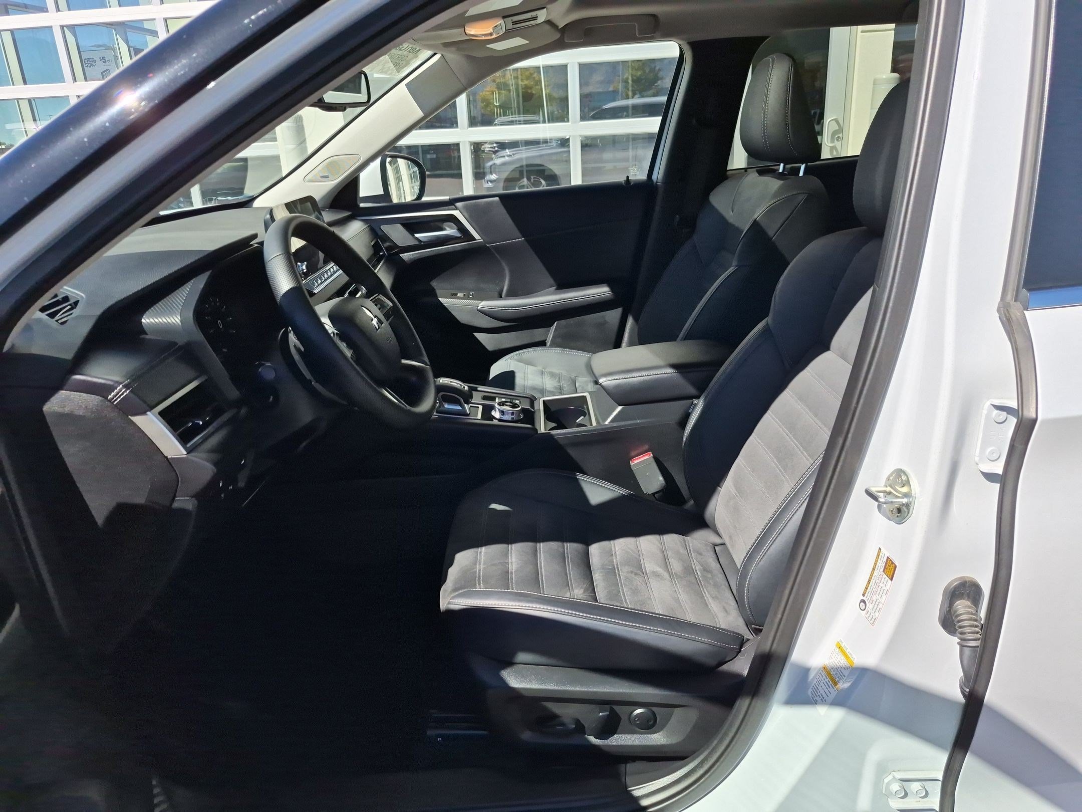 Used 2025 White Mitsubishi SE image 15