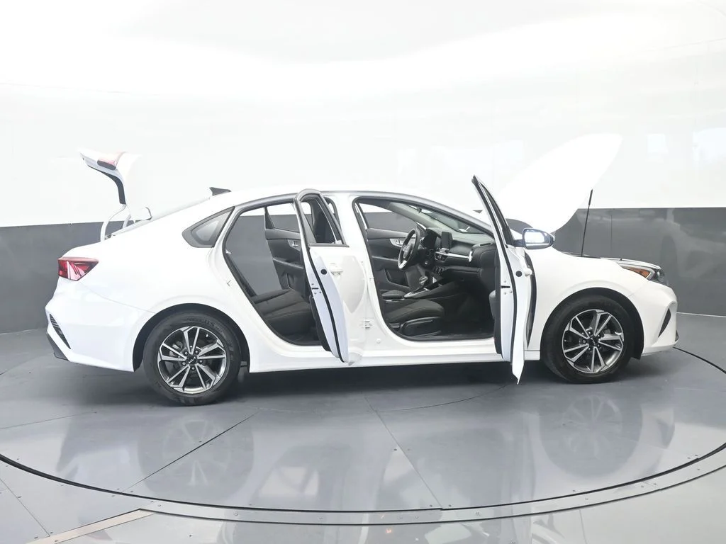 Used 2023 Snow White Pearl Kia LXS image 65