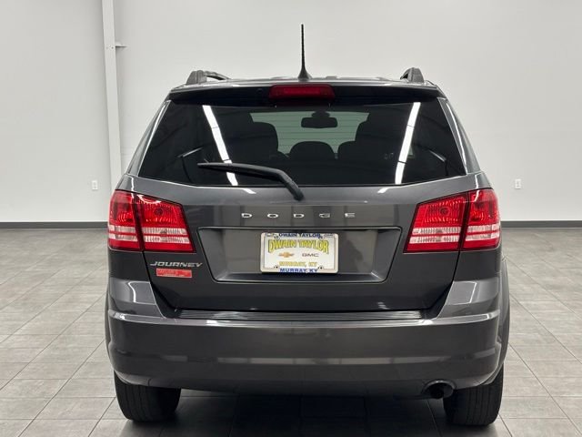 Used 2018 Gray Dodge SE image 3