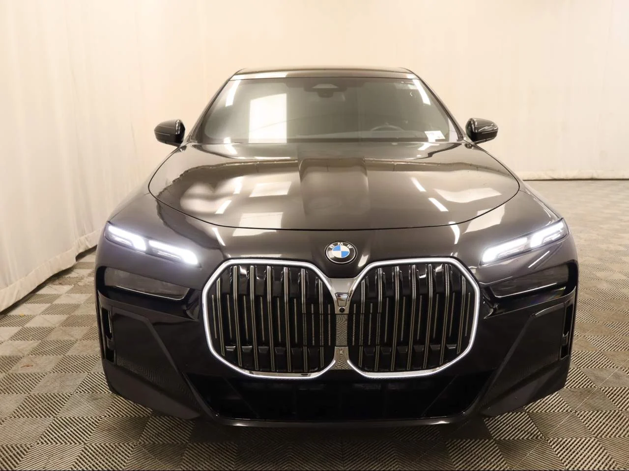 Used 2025 Black Sapphire Metallic BMW 740i image 4