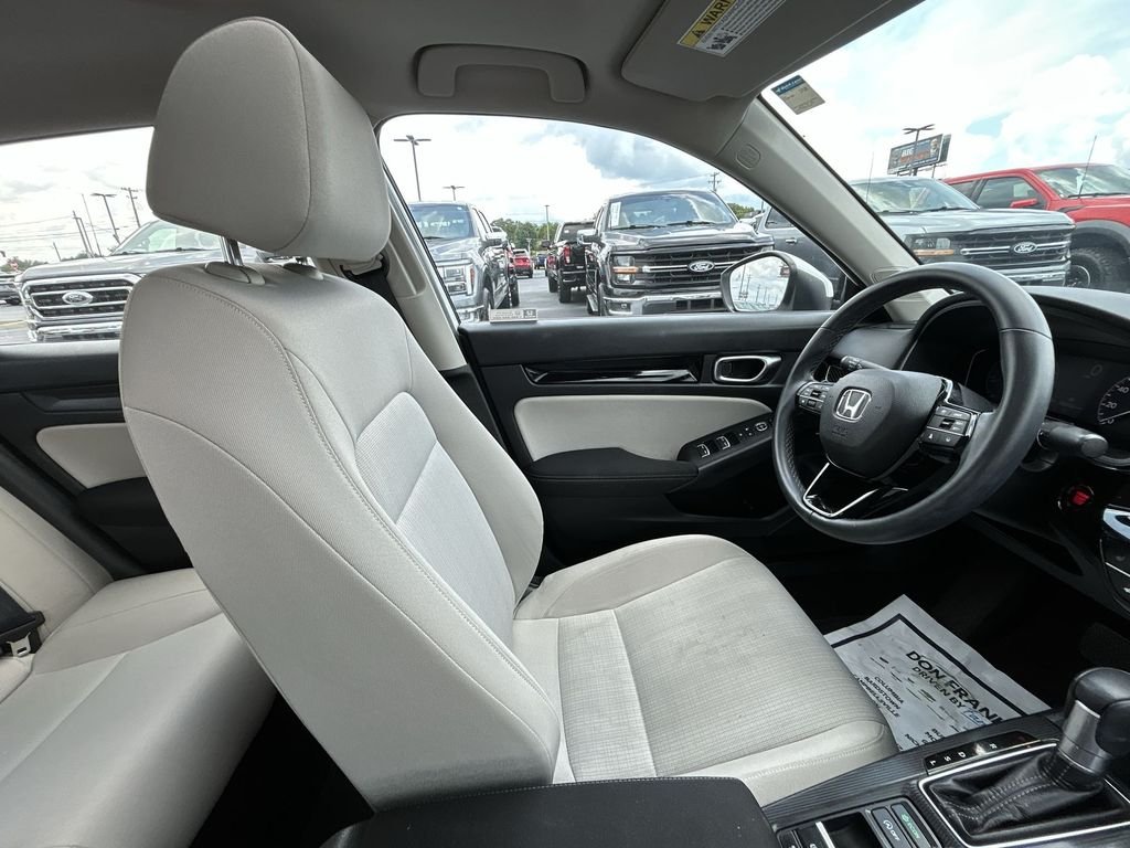Used 2022 White Honda EX image 10
