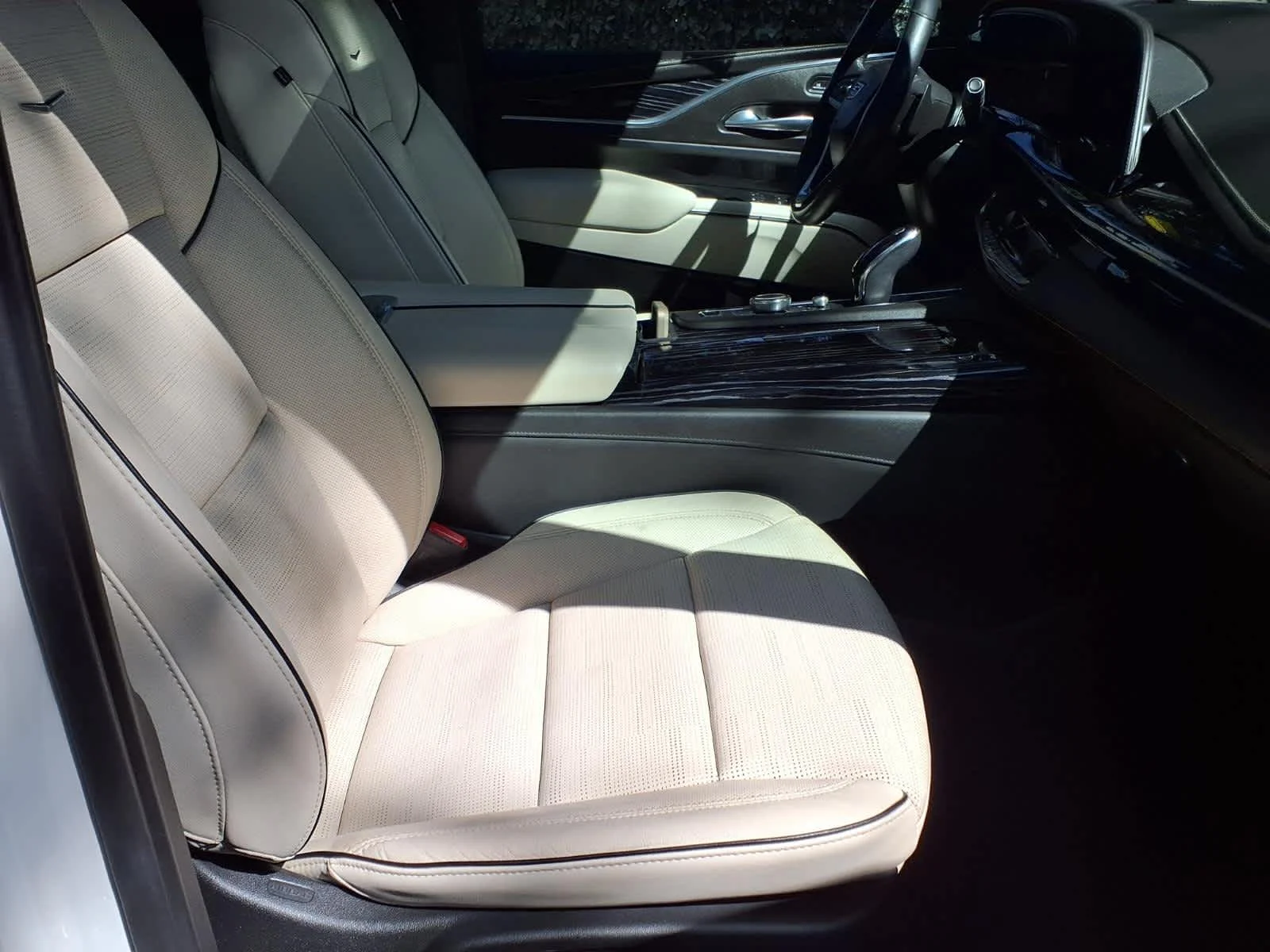 Used 2021 CRYSTAL WHITE TRICOAT Cadillac Sport image 11