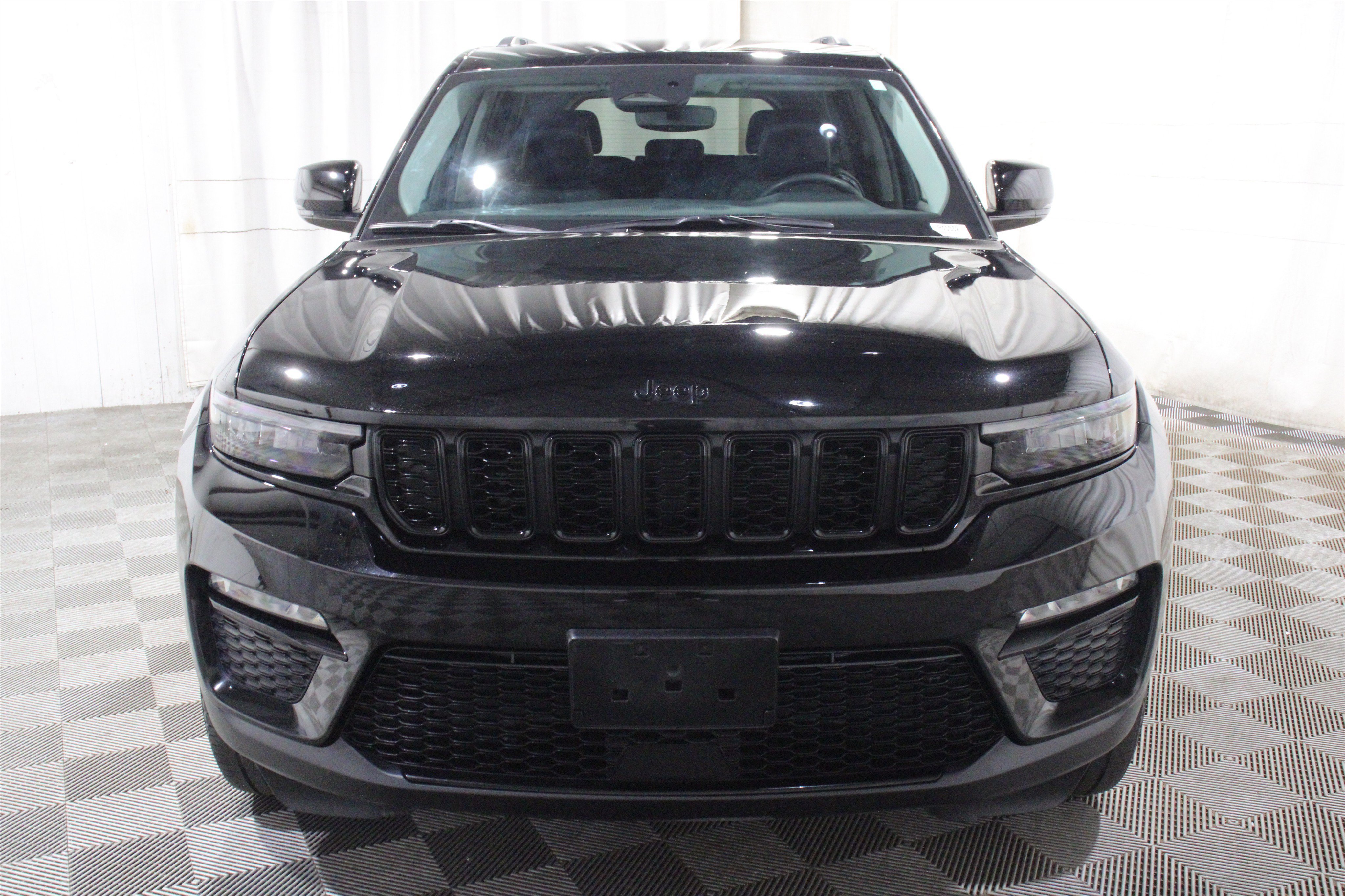 Used 2023 Diamond Black Crystal Pearlcoat Jeep Limited image 29