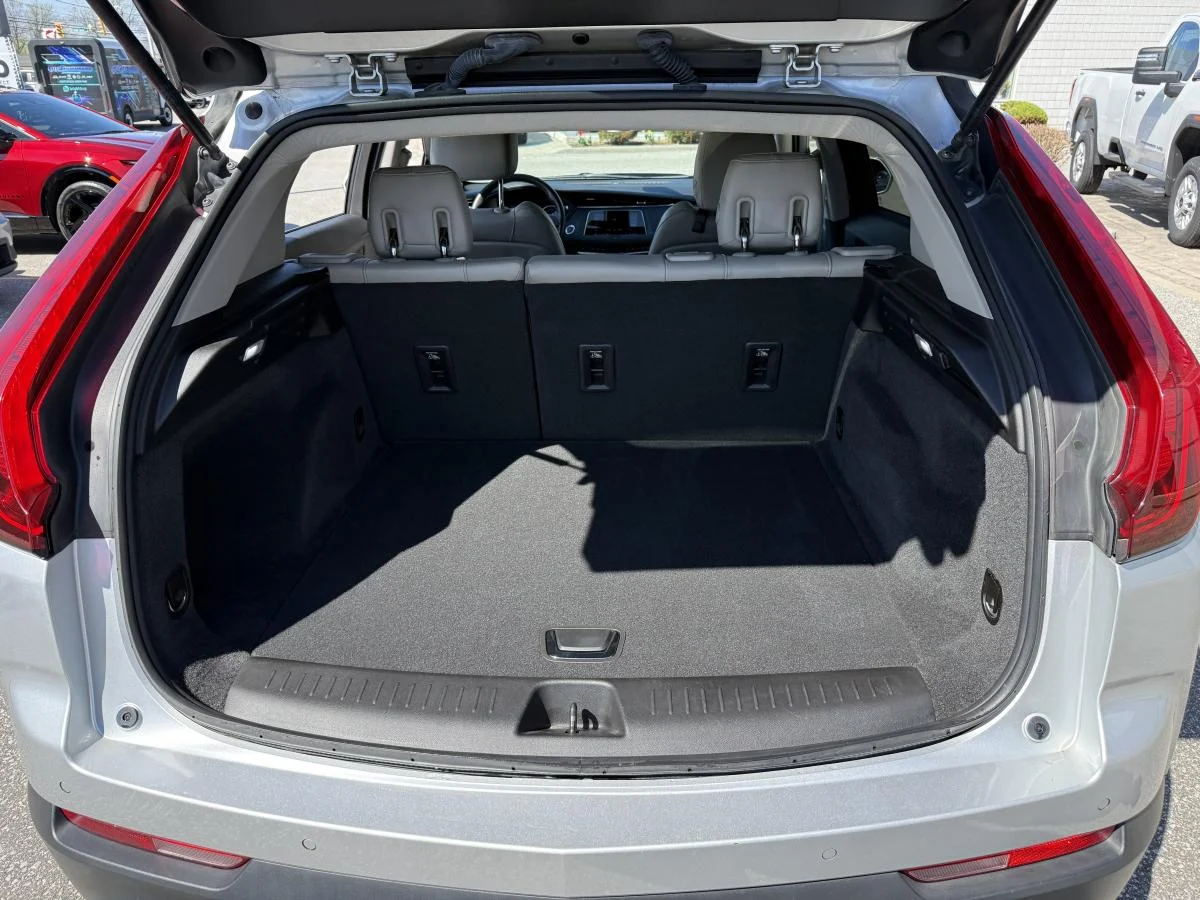 Used 2019 Silver Cadillac Luxury Fwd image 18
