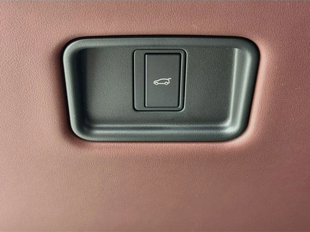 New 2026 Ostuni Pearl White Land Rover SE image 10