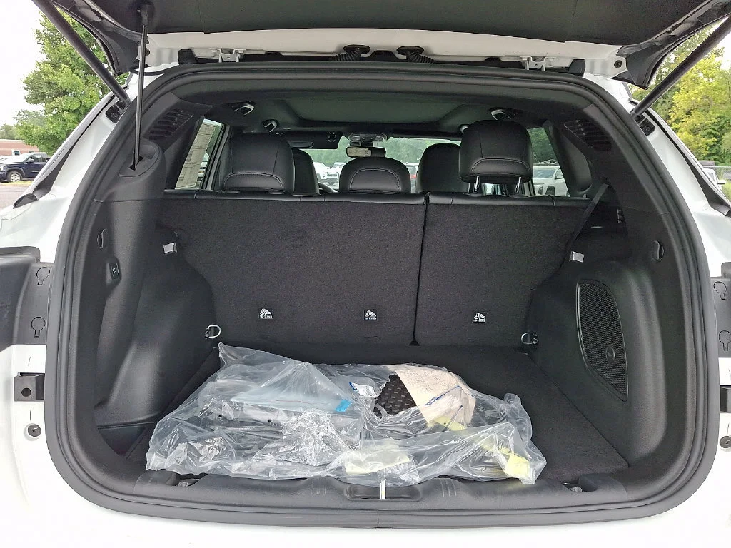 New 2026 Bright White Clear-Coat Exterior Paint Jeep Trailhawk image 21