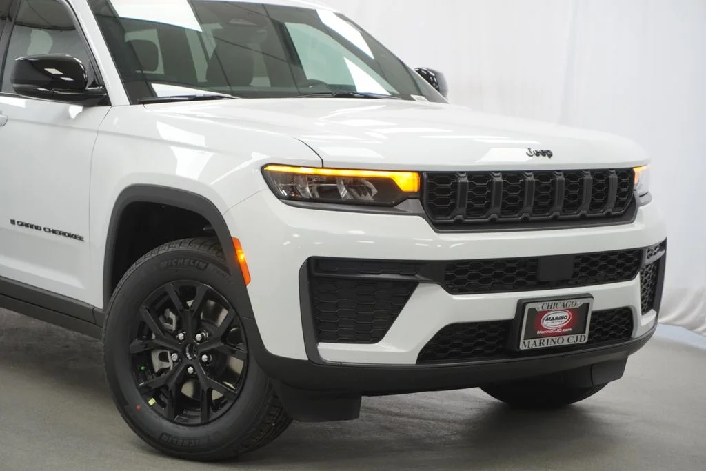 New 2026 Bright White Clear-Coat Exterior Paint Jeep Laredo image 3
