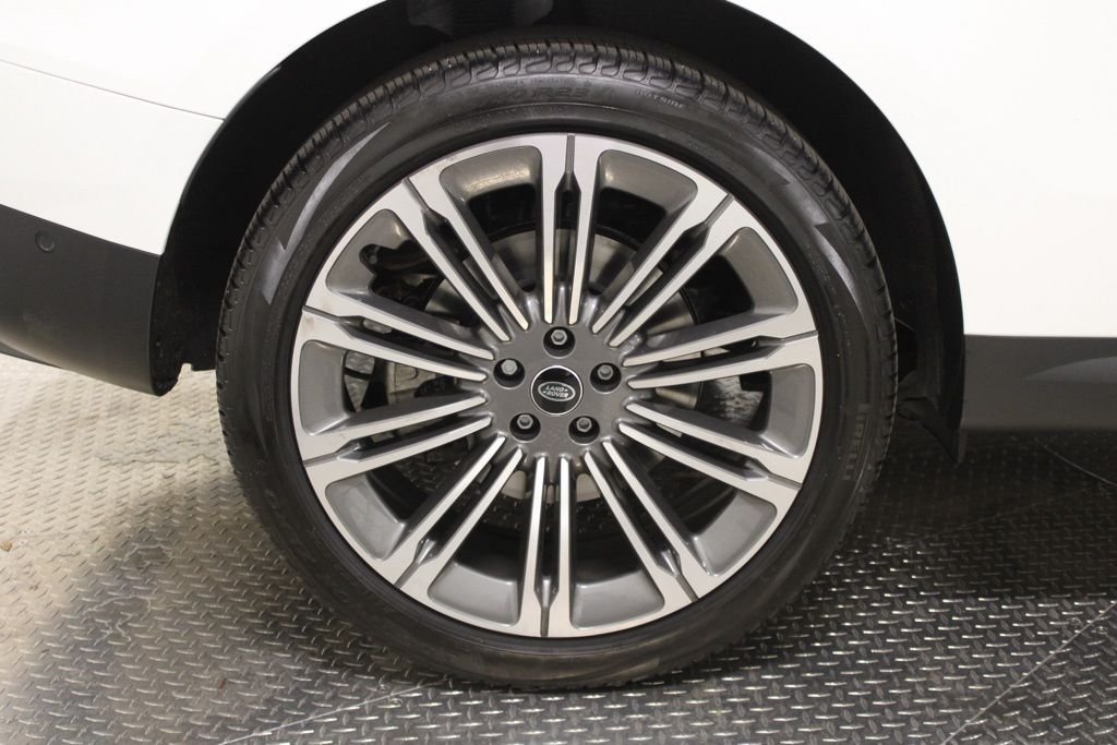 Used 2024  Land Rover SE image 15