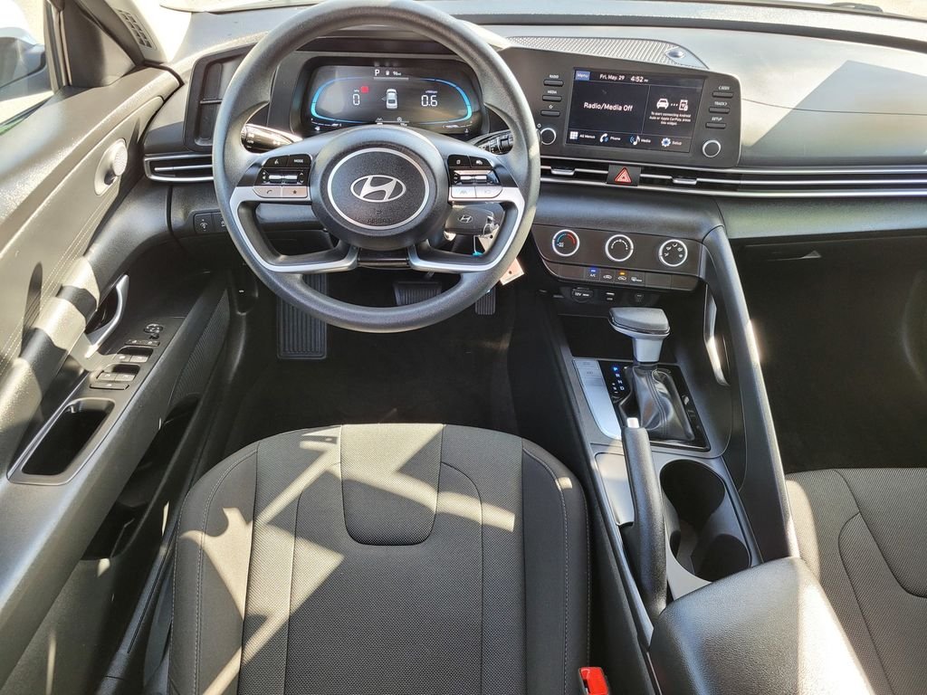 Used 2025 White Hyundai SE image 12