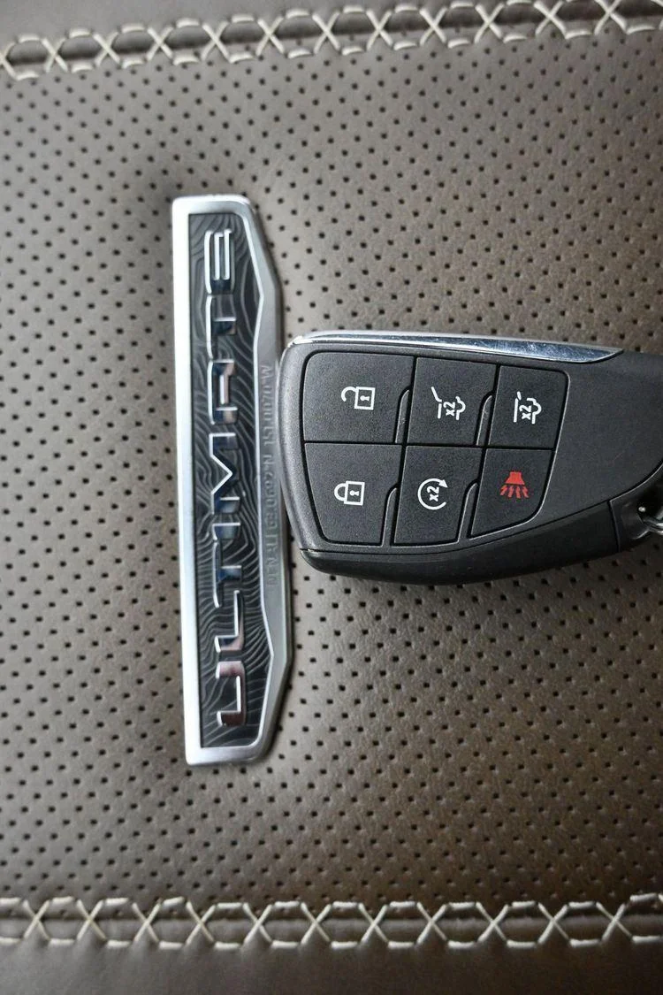 Used 2025 White Frost Tricoat GMC Denali Ultimate image 41