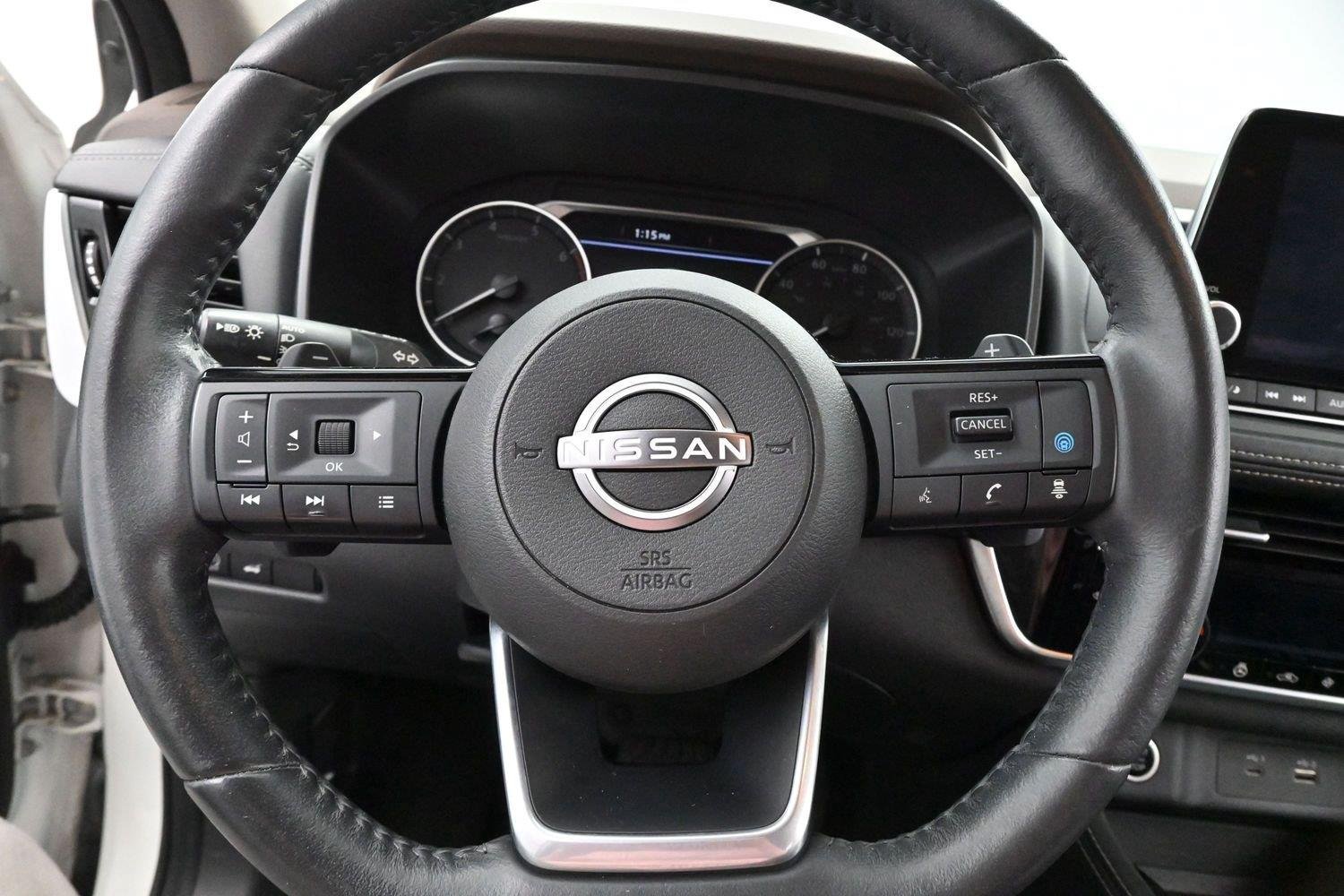 Used 2023 Pearl White Tricoat/Super Black Nissan SL image 18