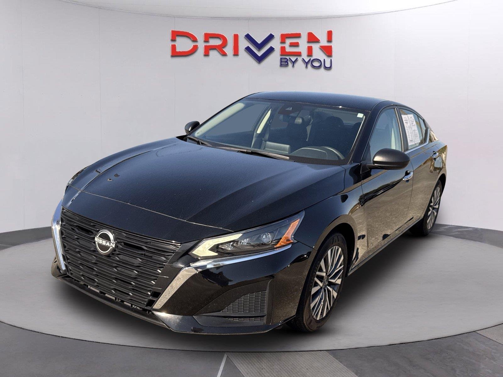 Used 2025 Super Black Nissan SV image 7