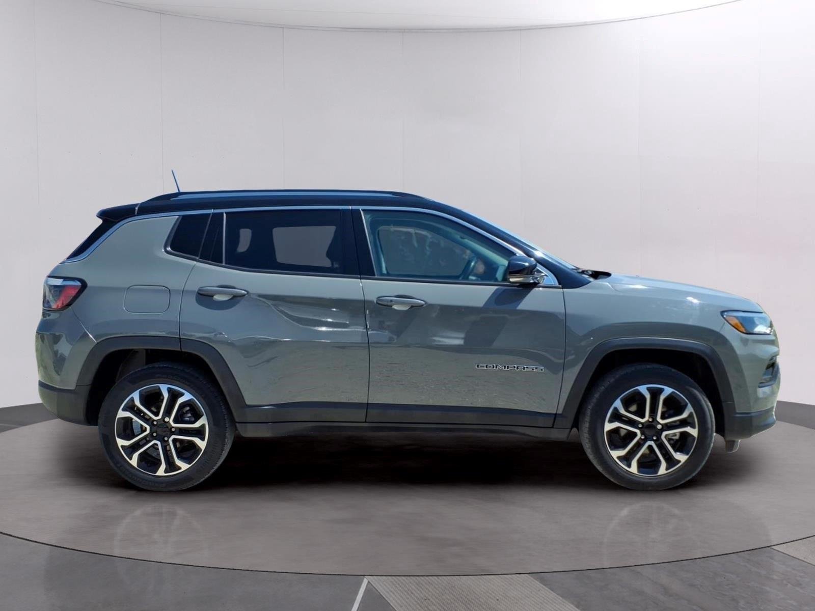 Used 2022 Sting-Gray Clearcoat Jeep Limited image 6