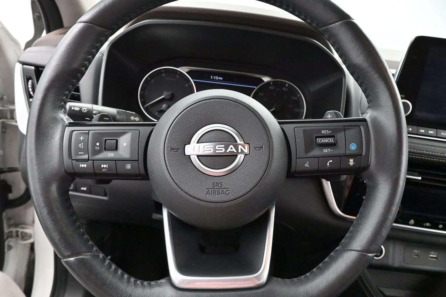 Used 2023 Pearl White Tricoat/Super Black Nissan SL image 18