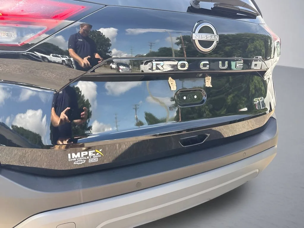 Used 2023  Nissan SV image 29