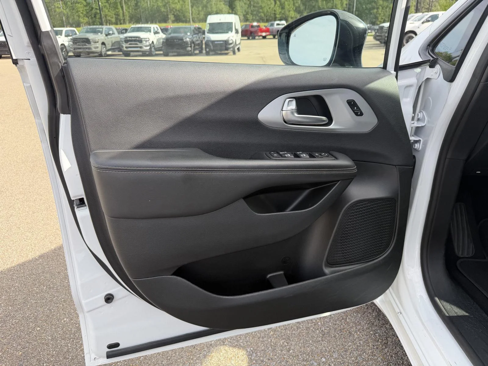 Used 2025 Bright White Clearcoat Chrysler Limited image 15