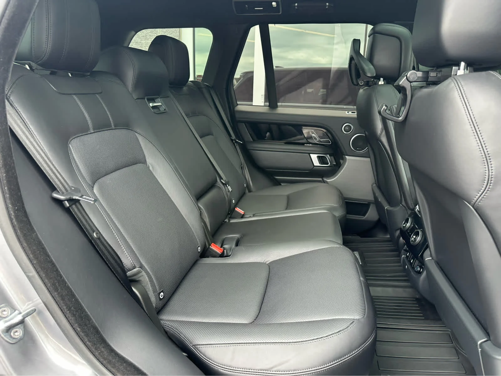 Used 2021 Eiger Grey Metallic Land Rover Westminster image 12