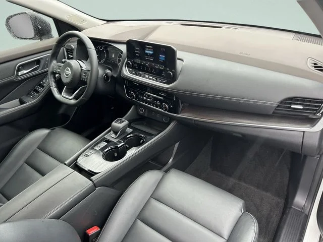 Used 2021 White Nissan SL image 17