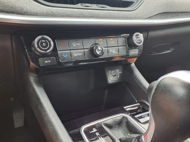 Used 2025 Silver Jeep Latitude image 39