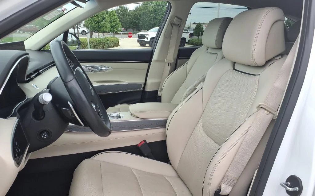Used 2024 White Genesis 2.5T image 12