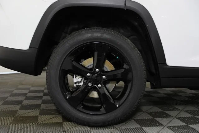 New 2026 Bright White Clear-Coat Exterior Paint Jeep Limited image 25