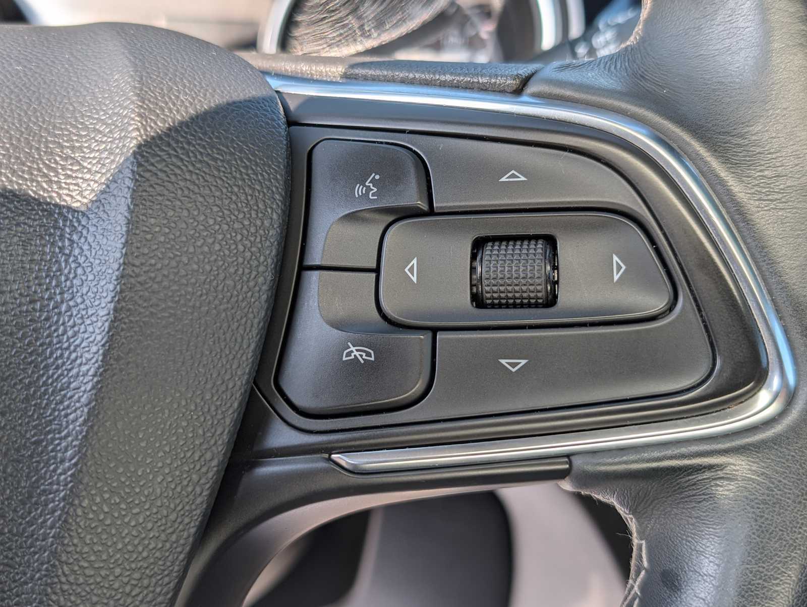 Used 2023 Cinnabar Metallic Buick Select image 33