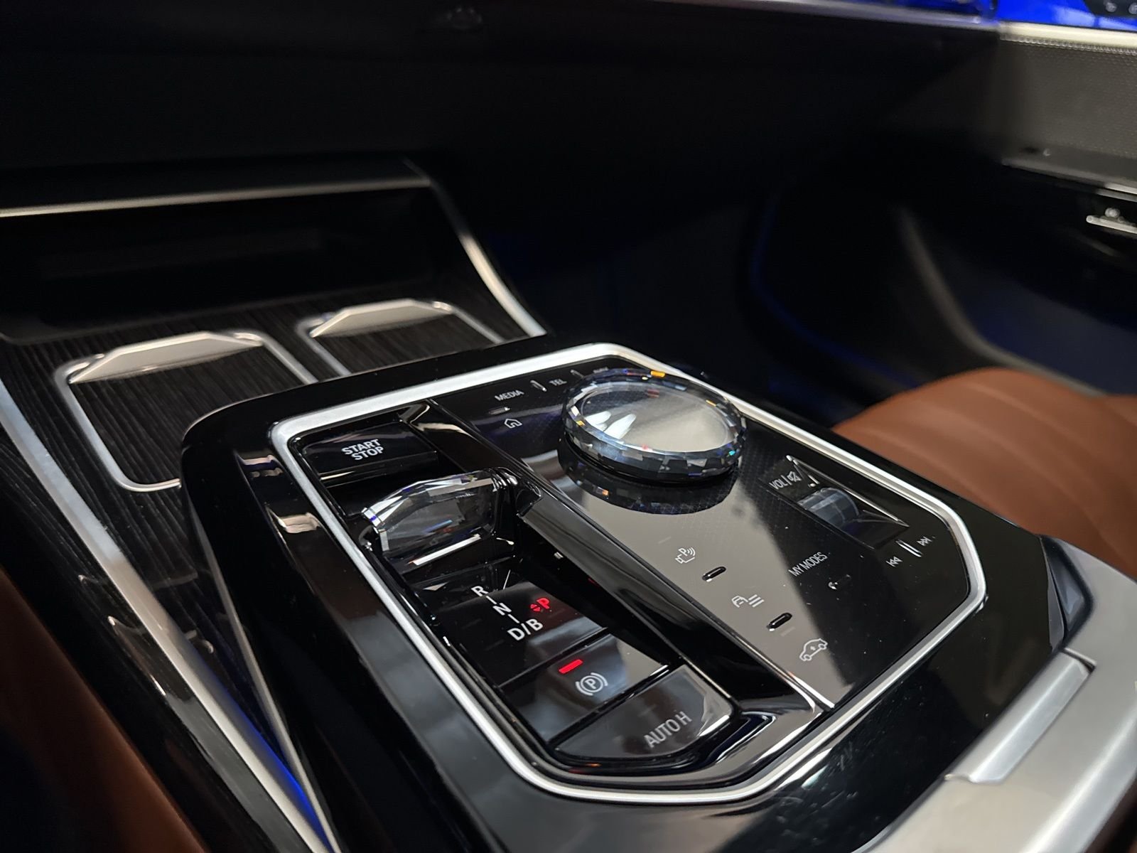 Used 2025 Black BMW xDrive60 image 38