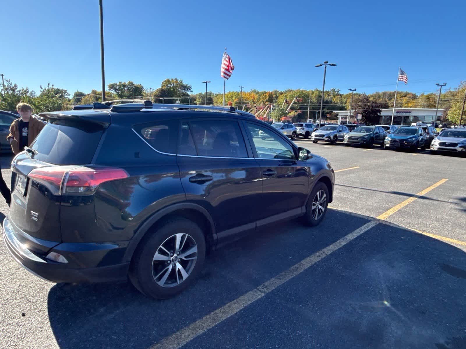 Used 2018 Galactic Aqua Mica Toyota XLE image 3