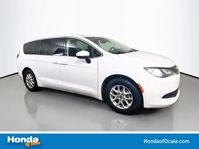 2023 Chrysler Voyager LX's photo
