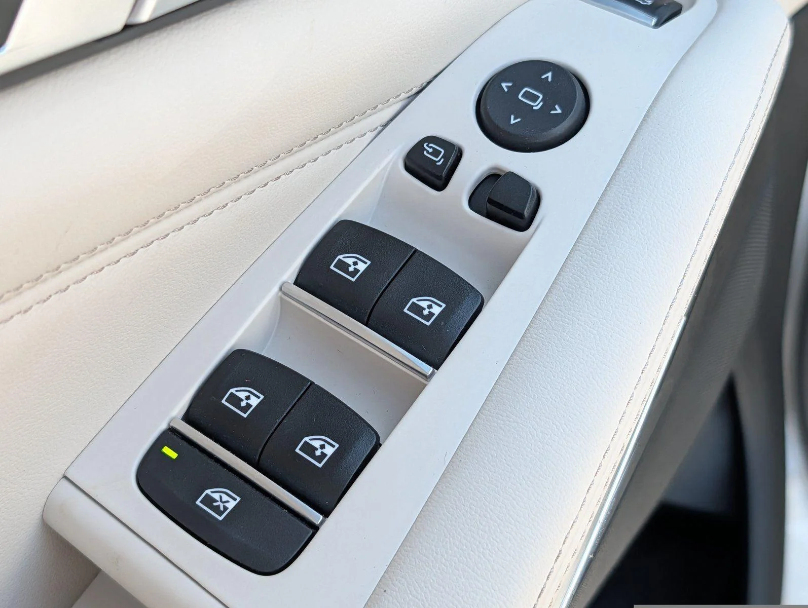 Used 2023 Mineral White Metallic BMW sDrive40i image 15