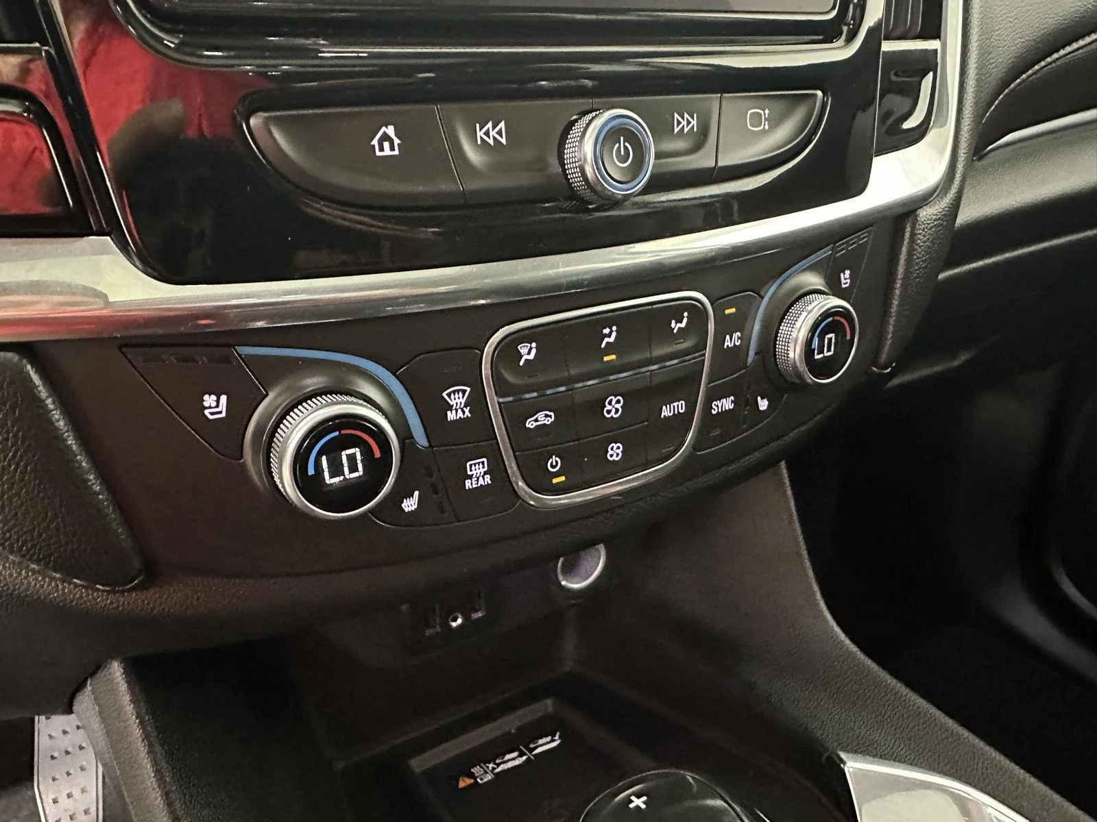Used 2018 Iridescent Pearl Tricoat Chevrolet Premier image 13