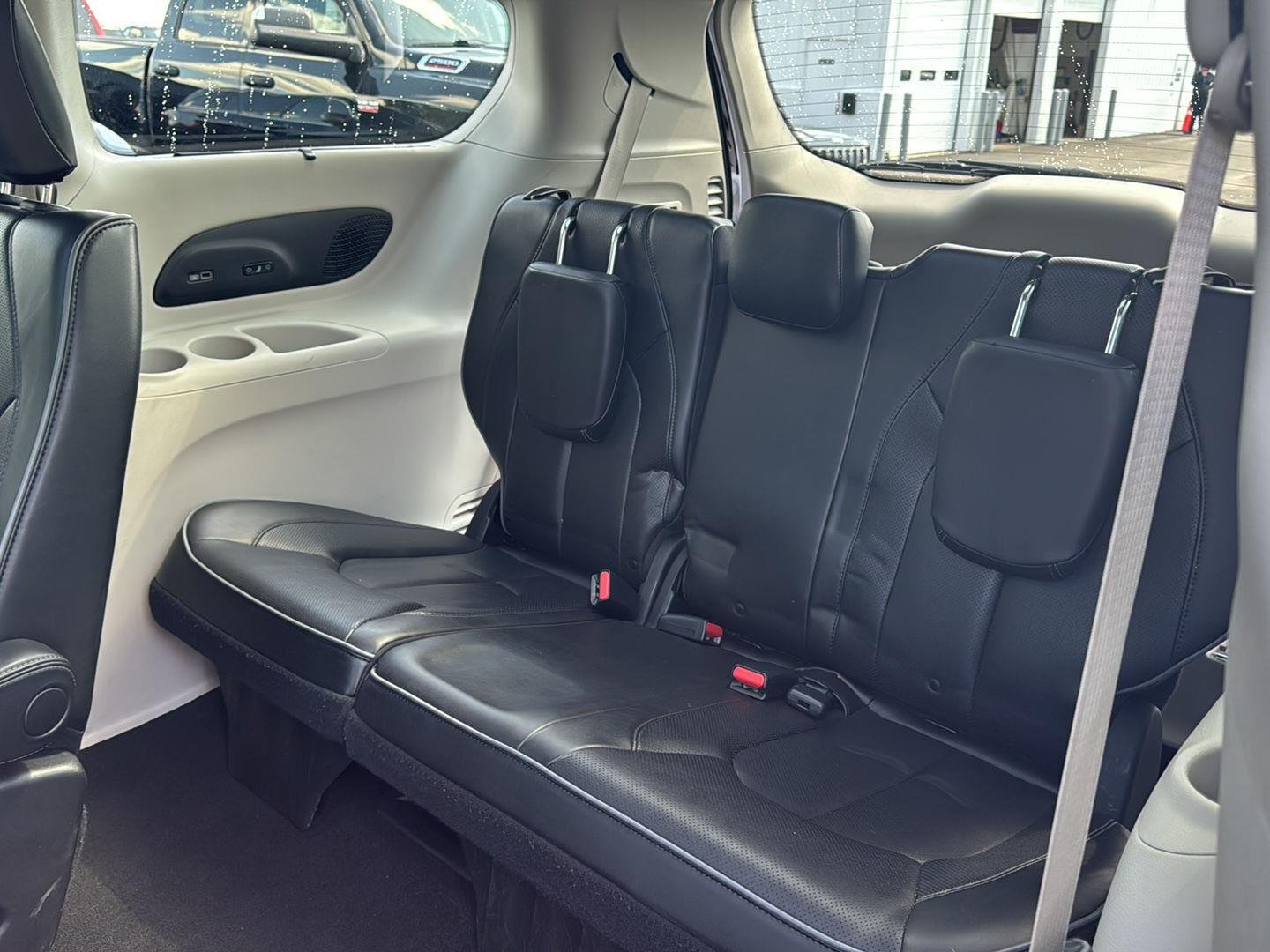 Used 2019 Bright White Clearcoat Chrysler Limited image 9
