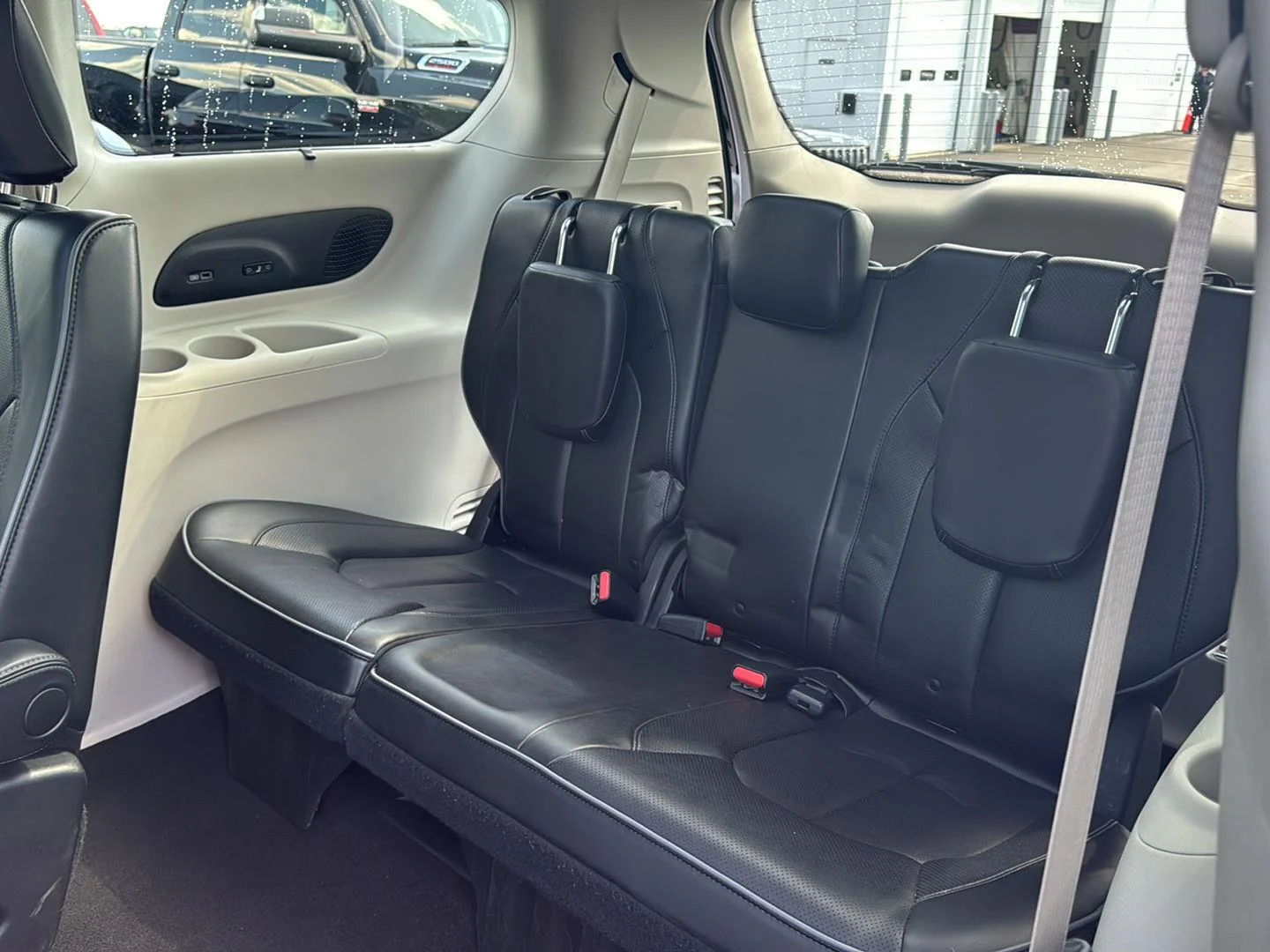 Used 2019 Bright White Clearcoat Chrysler Limited image 9