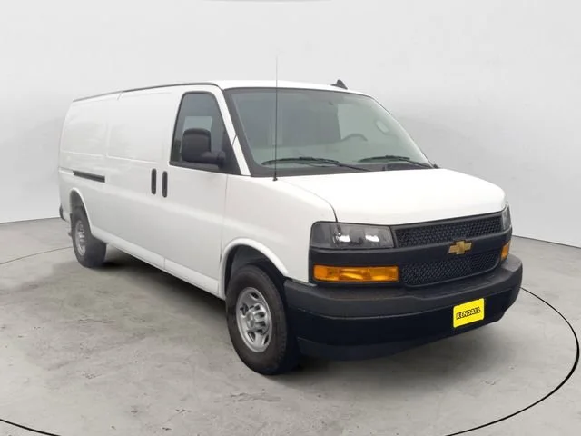 New 2025 Summit White Chevrolet WT image 7