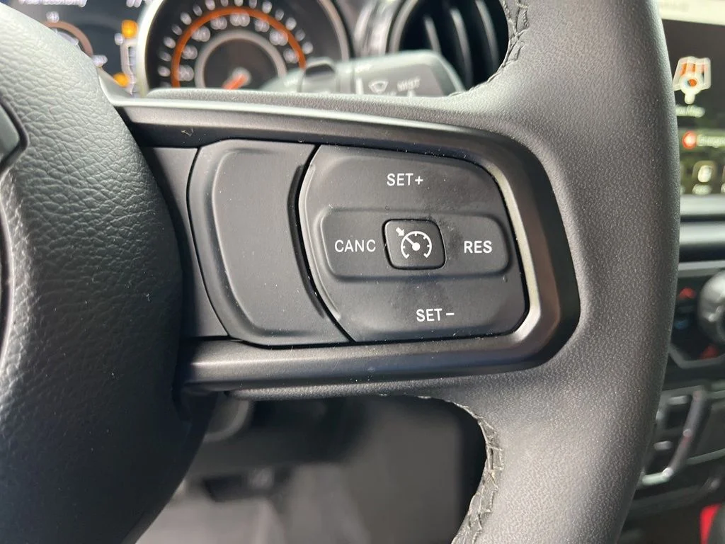 Used 2023 Silver Jeep Altitude image 18