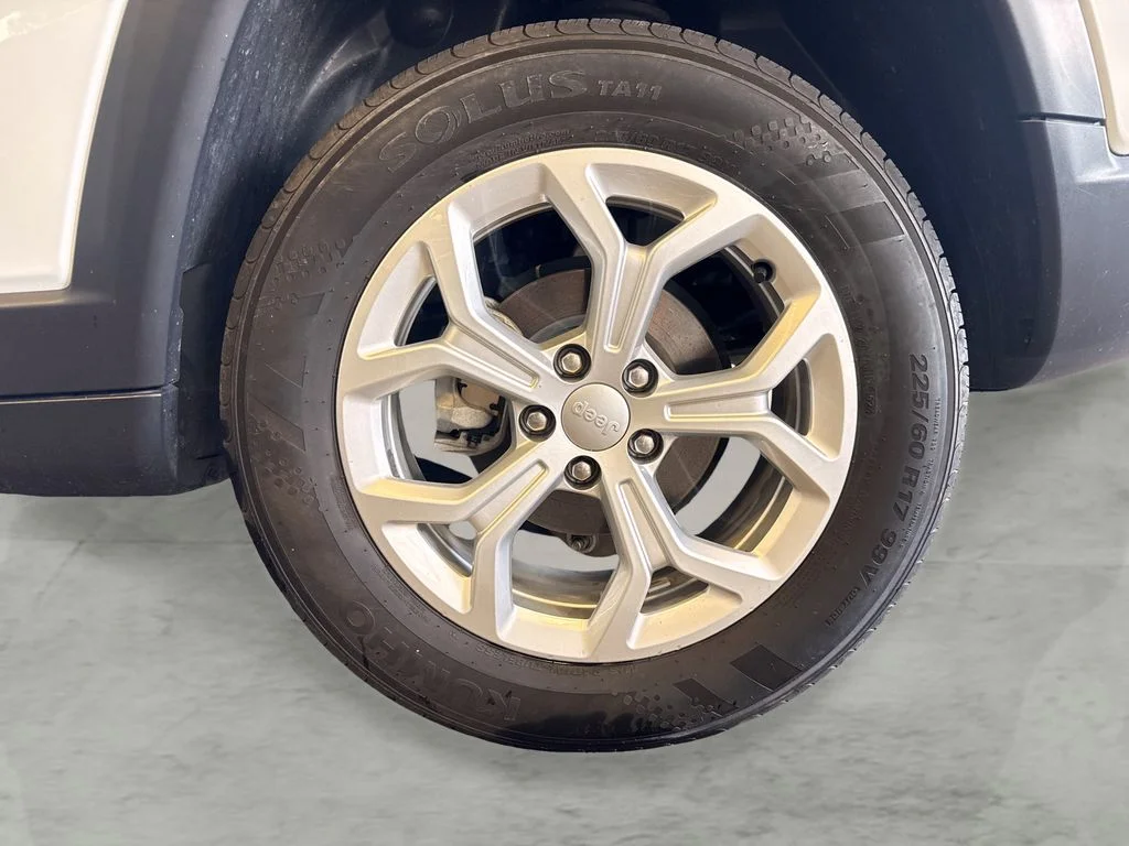 Used 2024 White Jeep Latitude image 20