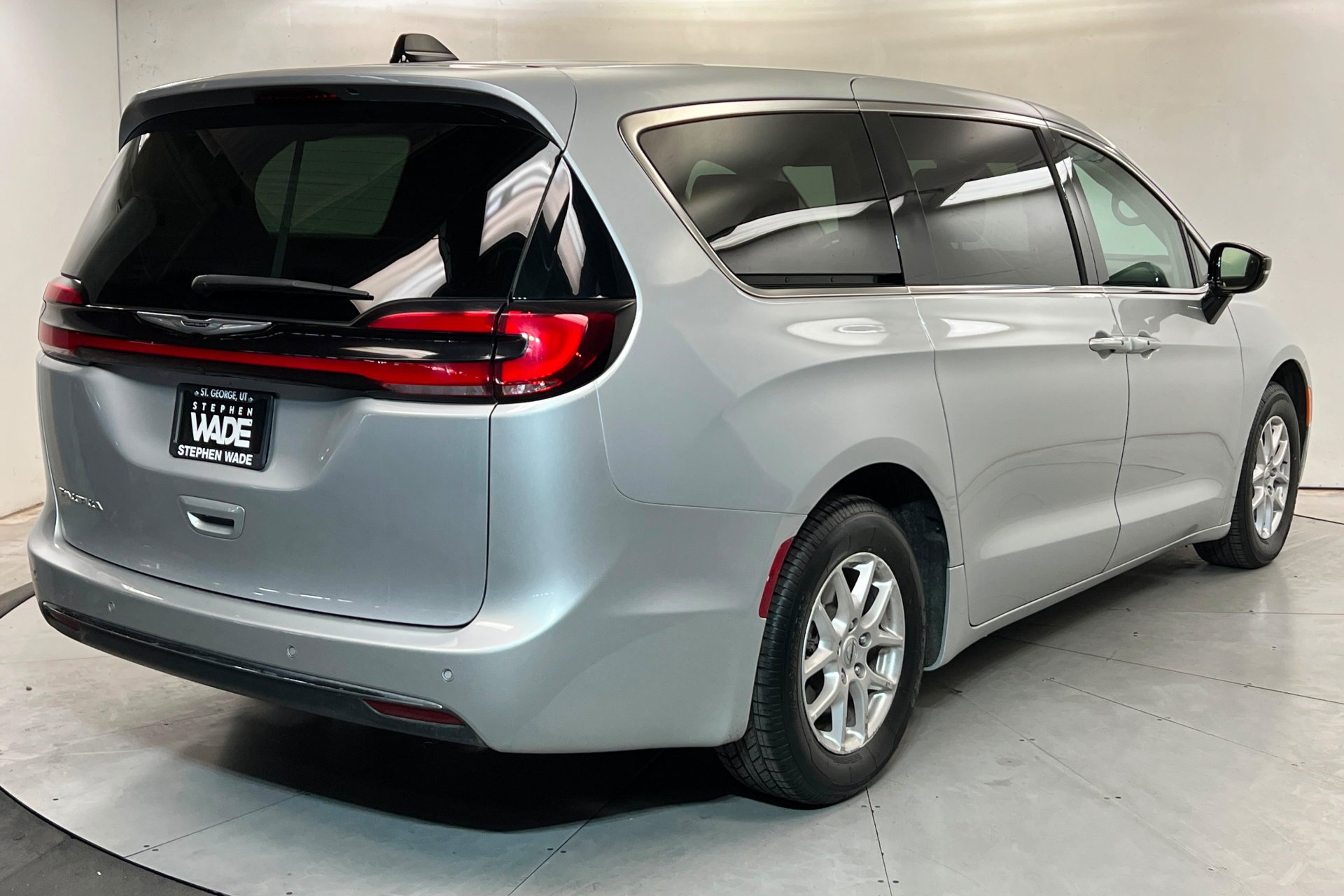 2024 Chrysler Pacifica Touring L - Photo 6
