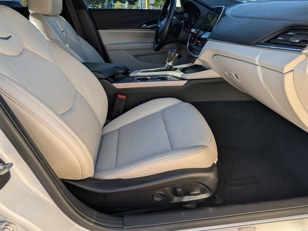 Used 2020 Crystal White Tricoat Cadillac Premium Luxury image 22