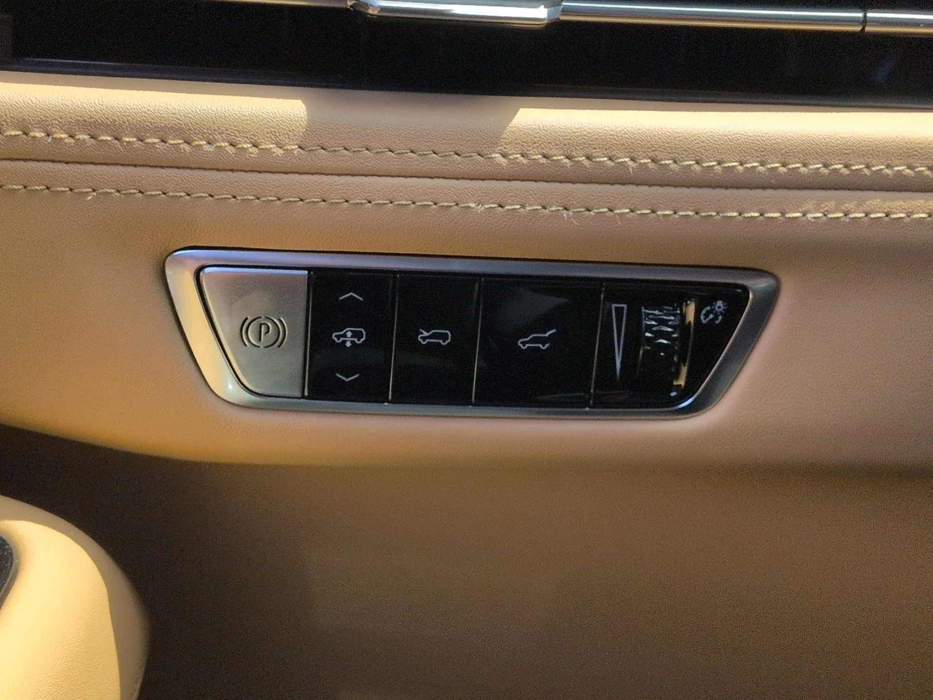 Used 2025 Silver Cadillac Luxury 2 image 17