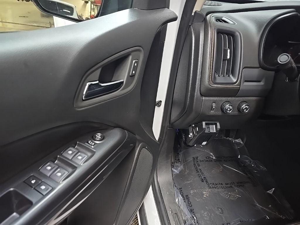 Used 2022 Summit White GMC AT4 w/Leather image 27