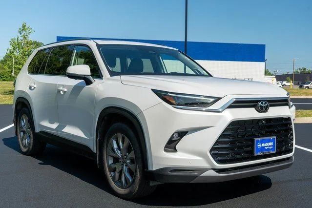 Used 2025 White Toyota  image 6
