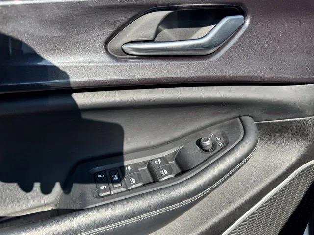 Used 2022 White Jeep Altitude image 21