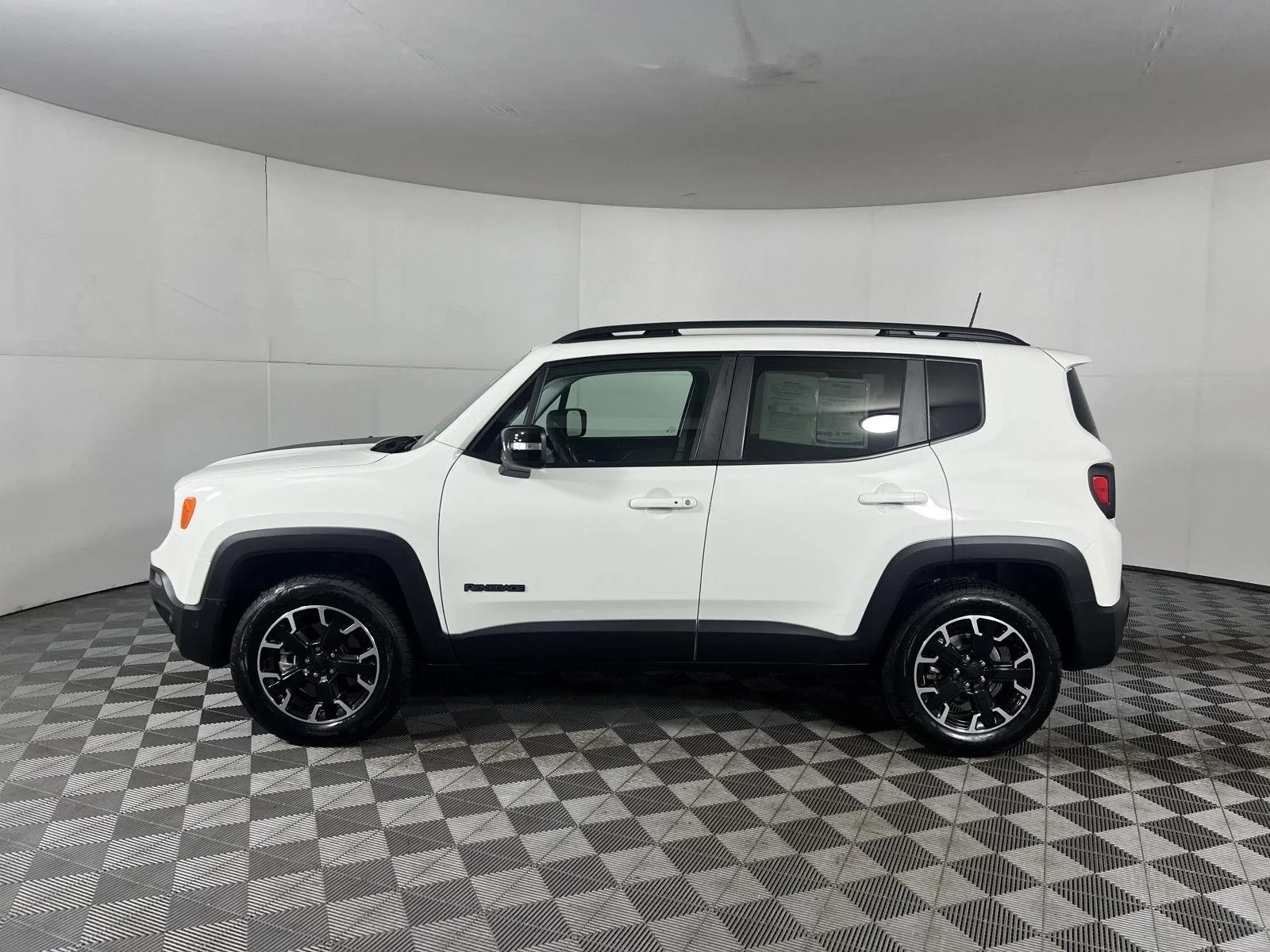 Used 2023  Jeep Upland image 35