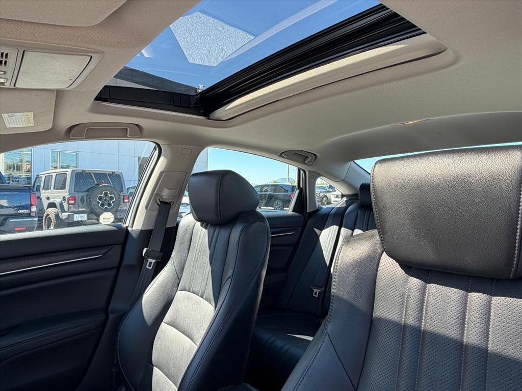 Used 2021 Lunar Silver Metallic Honda Touring image 9
