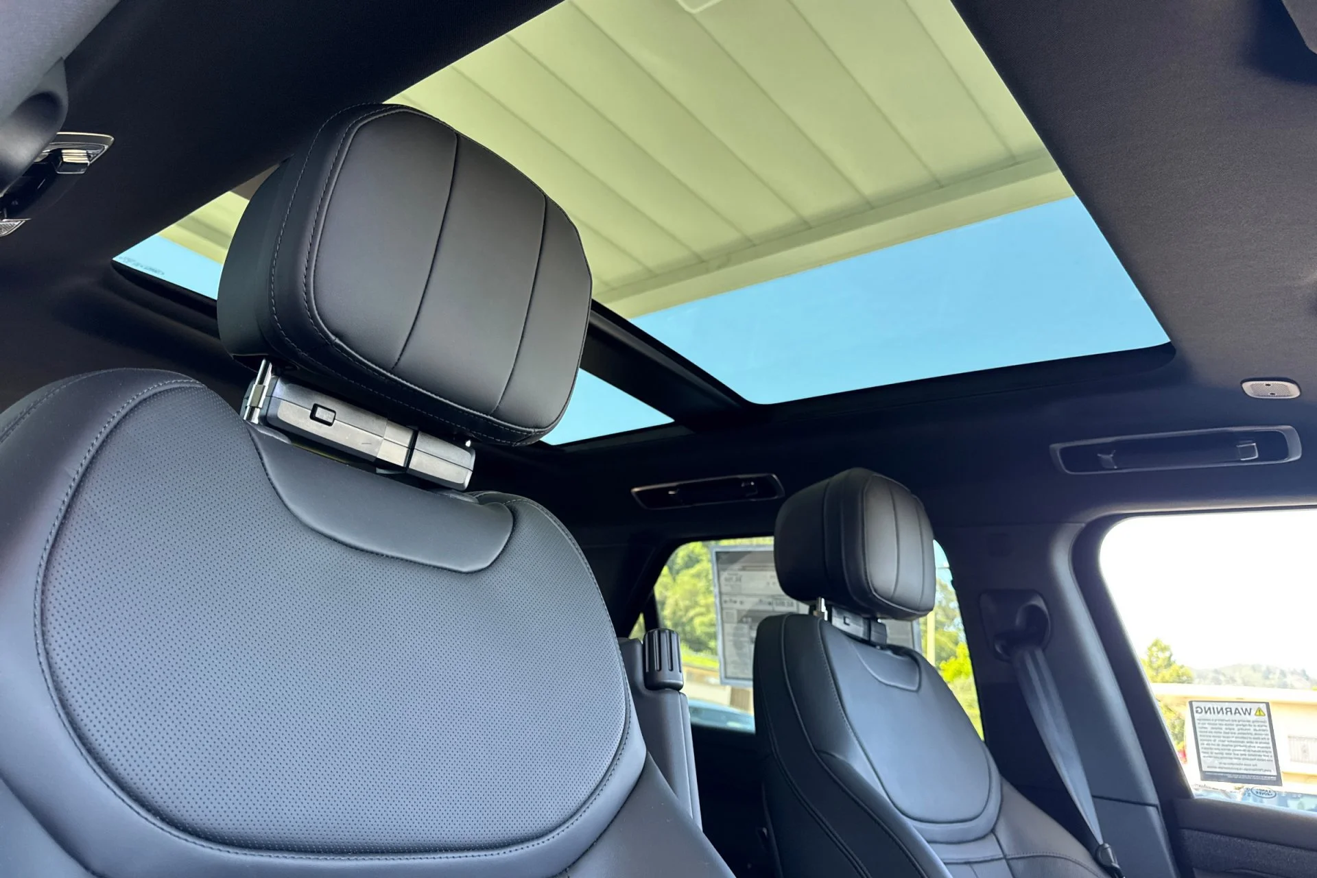 New 2026 SANTORINI BLACK Land Rover SE image 19