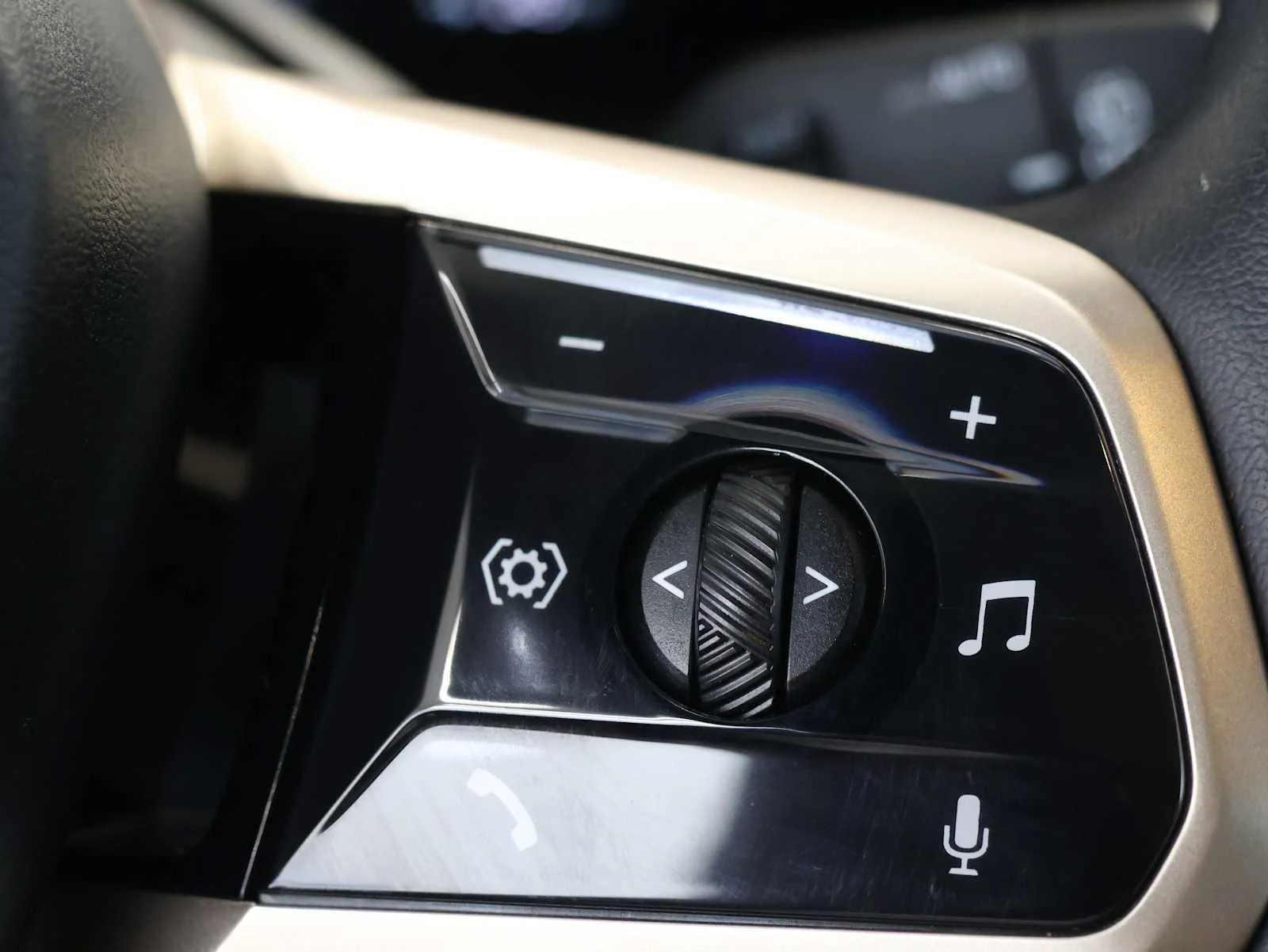 Used 2023 Black Sapphire Metallic BMW xDrive50 image 21