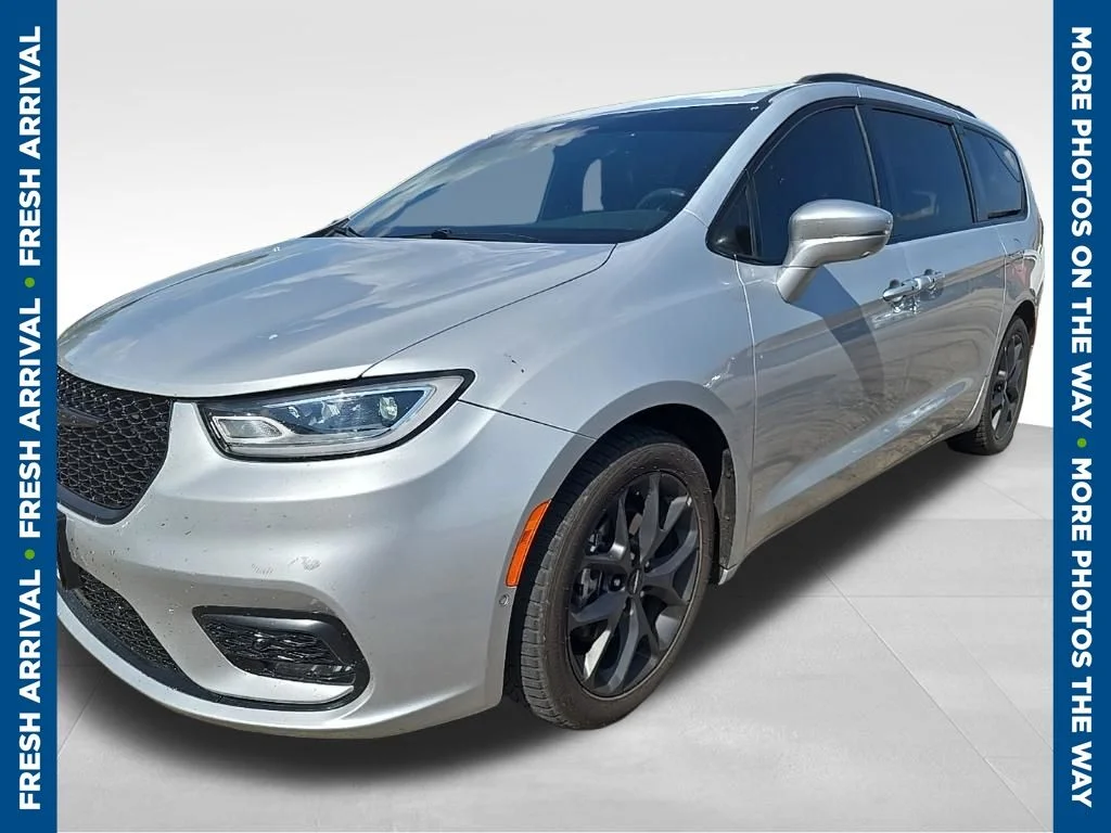 Used 2022 Silver Chrysler Limited image 1